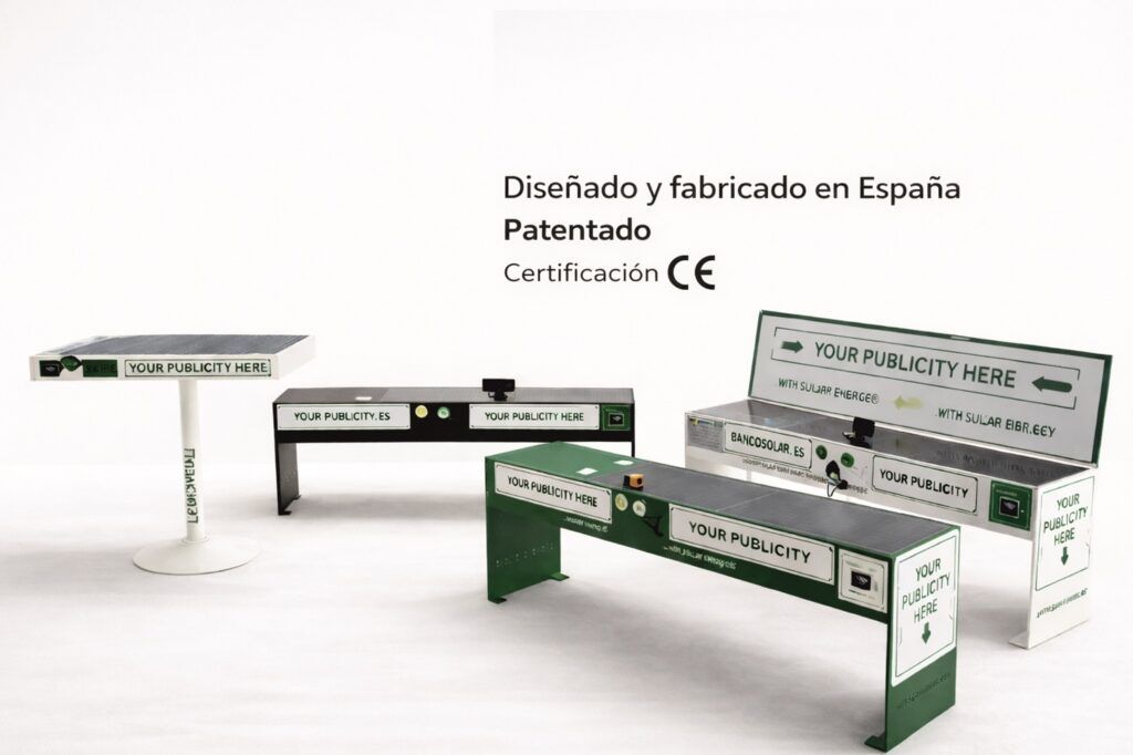 Los bancos solares con carga para móviles convierten el mobiliario urbano en un punto de descanso y energía para los usuarios. En Banco Solar Inteligente fabricamos en España bancos solares diseñados para espacios exteriores que aprovechan la energía solar y permiten incorporar sistemas de carga USB y carga inalámbrica para dispositivos compatibles. Una solución pensada para ayuntamientos, parques, hoteles, universidades, centros comerciales, puertos y proyectos Smart City. ¿Cómo funciona un banco solar con carga para móviles? El banco incorpora un sistema fotovoltaico que capta la energía solar y la utiliza para alimentar las diferentes funcionalidades instaladas. De esta forma, los usuarios pueden sentarse y cargar su teléfono móvil directamente desde el banco solar, sin necesidad de buscar un enchufe convencional. Dependiendo de la configuración seleccionada, nuestros bancos pueden incorporar: - Puertos de carga USB. - Carga inalámbrica para dispositivos compatibles. - Iluminación LED nocturna. - Conectividad WiFi 4G opcional. - Sensores ambientales. - Espacios para publicidad y personalización. Carga USB integrada Los puertos USB permiten conectar directamente dispositivos compatibles mientras el usuario permanece sentado en el banco.